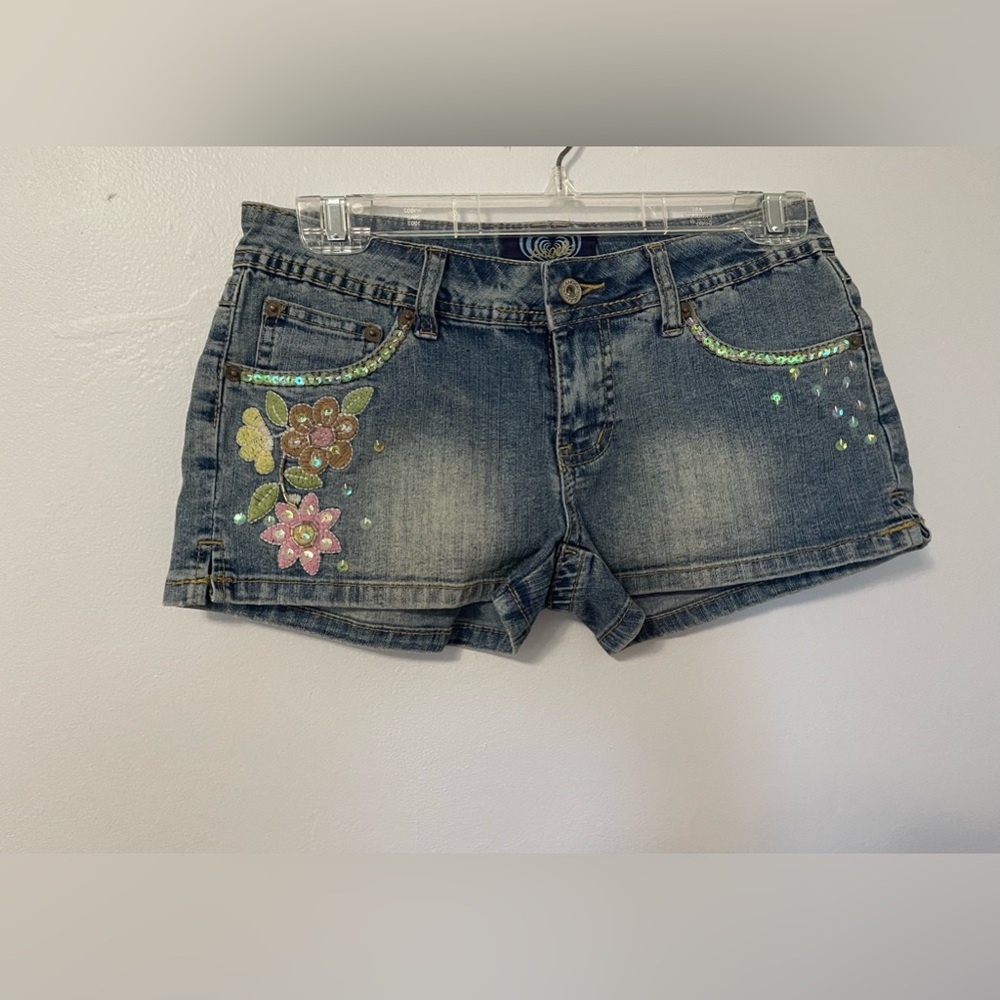 Gorgeous denim shorts, with floral embroidery.